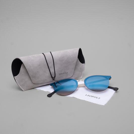 LEOPOLT Milano Blue Sonnenbrille ist eine luxuriöse Handwerkskunst. Hergestellt in Italien, verfügt sie über ein federleichtes Edelstahlgestell und Bügel, sowie UV400 und CR39 Gläser, die einen 100%igen Schutz vor UV-Strahlen garantieren. Mit dem Rahmen in Besch und den hellblauen Gläsern genießen Sie erstklassige Optik.