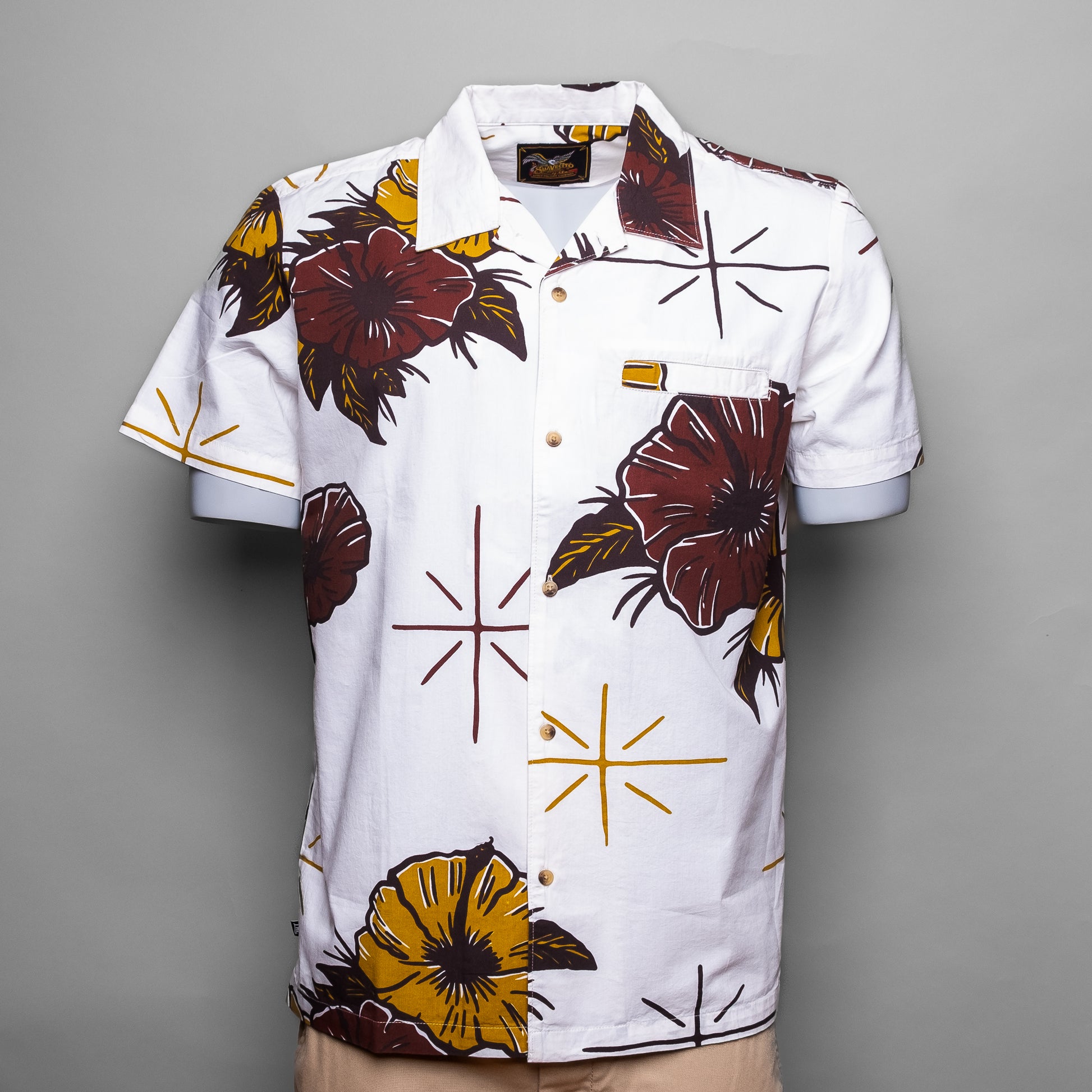 Losers Machine - Suavecito Tropicarlos: Ein cooler Look gepaart mit legerem Style. Hergestellt aus 100% Baumwolle, überzeugt dieses Shirt durch eine Brusttasche die einen individuellen Touch verleiht.
