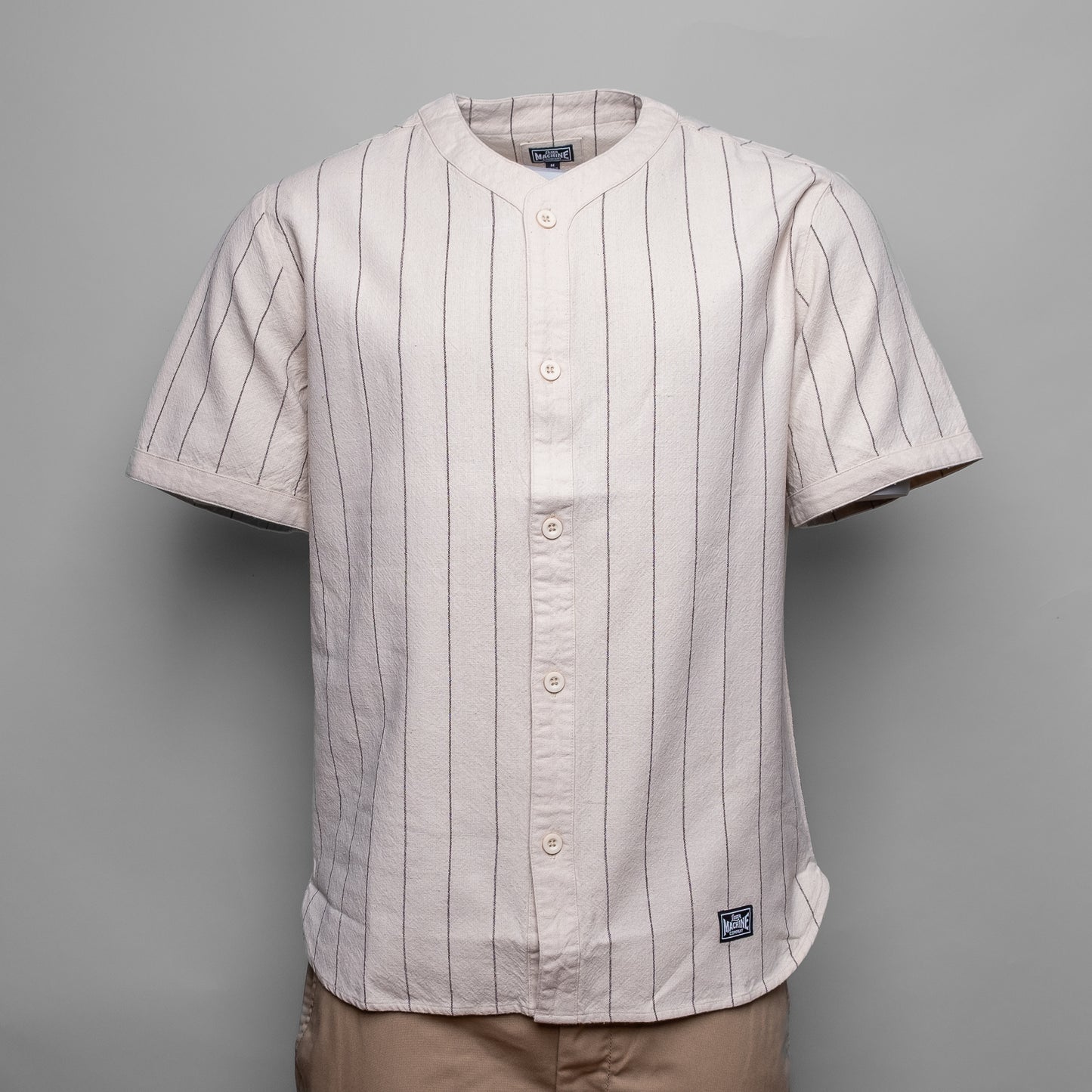 Erleben Sie Baseballfeeling mit dem Loser Machine Toros. Dieses Hemd aus gestreiftem Flanell hat alle technischen Details, die einen Baseballlook ausmacht. Mit dem Dish-Knopf, der Satinstich-Stickerei auf dem Rücken und dem abgeschrägten Saum ist das Toros von LMC ein Must-Have für jeden modebewussten Mann.