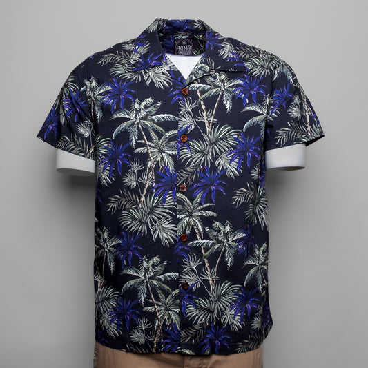 Das angesagte Hawaii Shirt von KING KEROSIN enthält eine hawaiianische Palmen-Grafik, die dezent in Schwarz gehalten ist. Hol dir den coolen Look!
