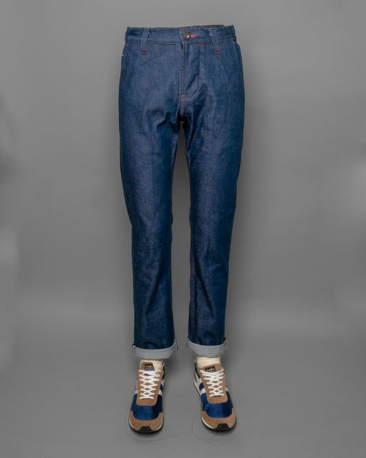 Erleben Sie die brandneue Blaumann Raw Denim Jeans im Chino Schnitt. Dieses limitierte Sammlerstück ist in jeder Hinsicht einzigartig: historische Webkante, verstärkte Gesäßtaschen, französische Einzelgrifftaschen und hochwertige Garne, Knöpfe und Lederetiketten - alles aus Deutschland produziert!