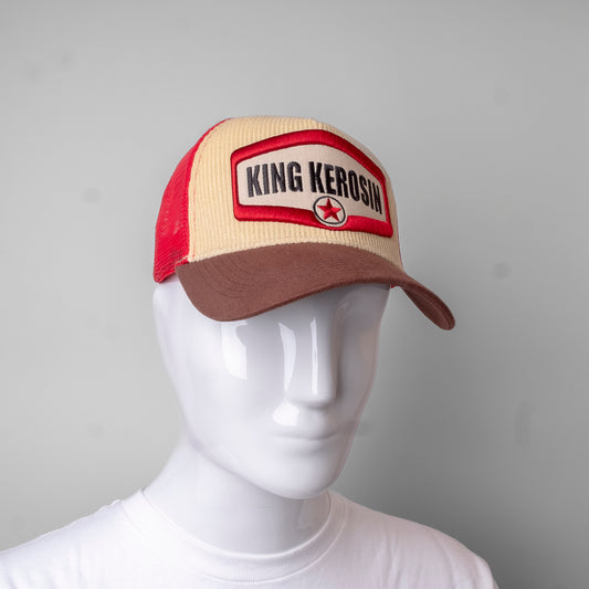 KING KEROSIN - KING KEROSIN ist ein stilvoller Trucker-Cap für Vintage Liebhaber. Mit hochwertiger Stickerei in der Front, einem kontrastierenden Schirm, Trucker-Netz und einem 7-Loch-Verschluss für den idealen Sitz. Die Farben sind helles Beige für die Front, Braun für den Schirm und Rot für das Netz.