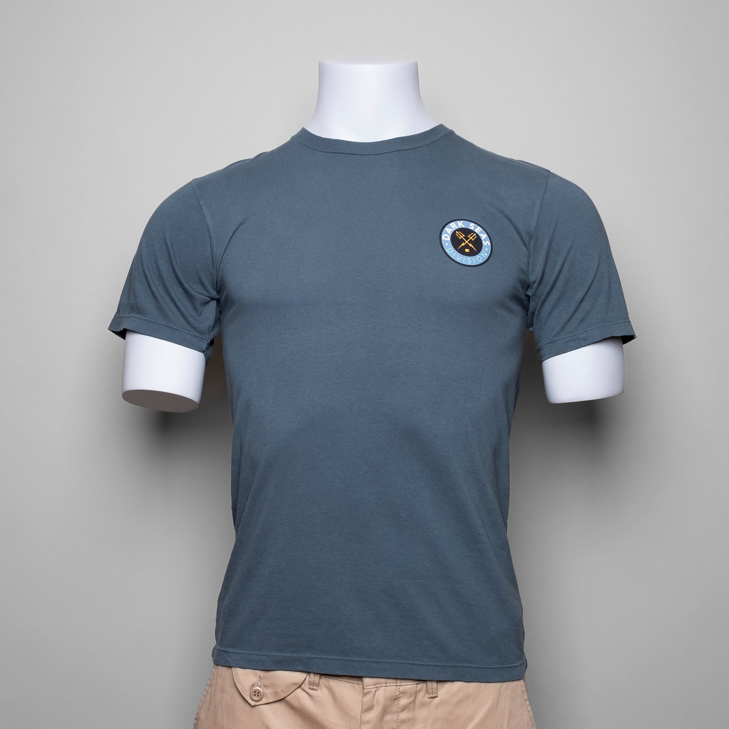 Das DARK SEAS "Delivery Boy" T-Shirt ist aus 100% Baumwolle gefertigt und bietet eine figurbetonte Passform. Der schmale Schnitt wird ergänzt durch den kleinen Logo Print auf der Brust und den eindrucksvollen "Pelikan" Print auf dem Rücken des T-Shirts.