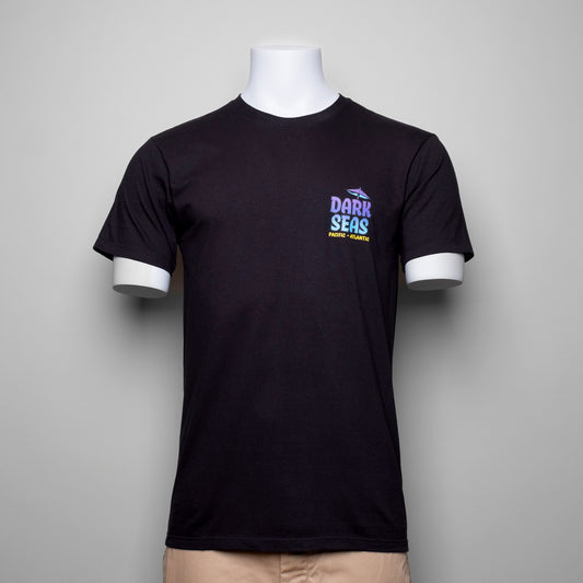 DAs Dark Seas Tiki Time Shirt in schwarz mit einem Kleinen Logo Print auf der Brust & dem "TIKI" Print auf dem Rücken