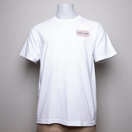 Ergänzen Sie Ihr Outfit mit dem "Loser Machine - PRISON " T-Shirt in weiß.  Aus 100% Baumwolle gefertigt, verleiht es Ihnen einen lässigen Look mit einzigartigem Aufdruck auf der linken Brusthöhe und auf der Rückseite. Ein stylisher Begleiter für jeden Tag