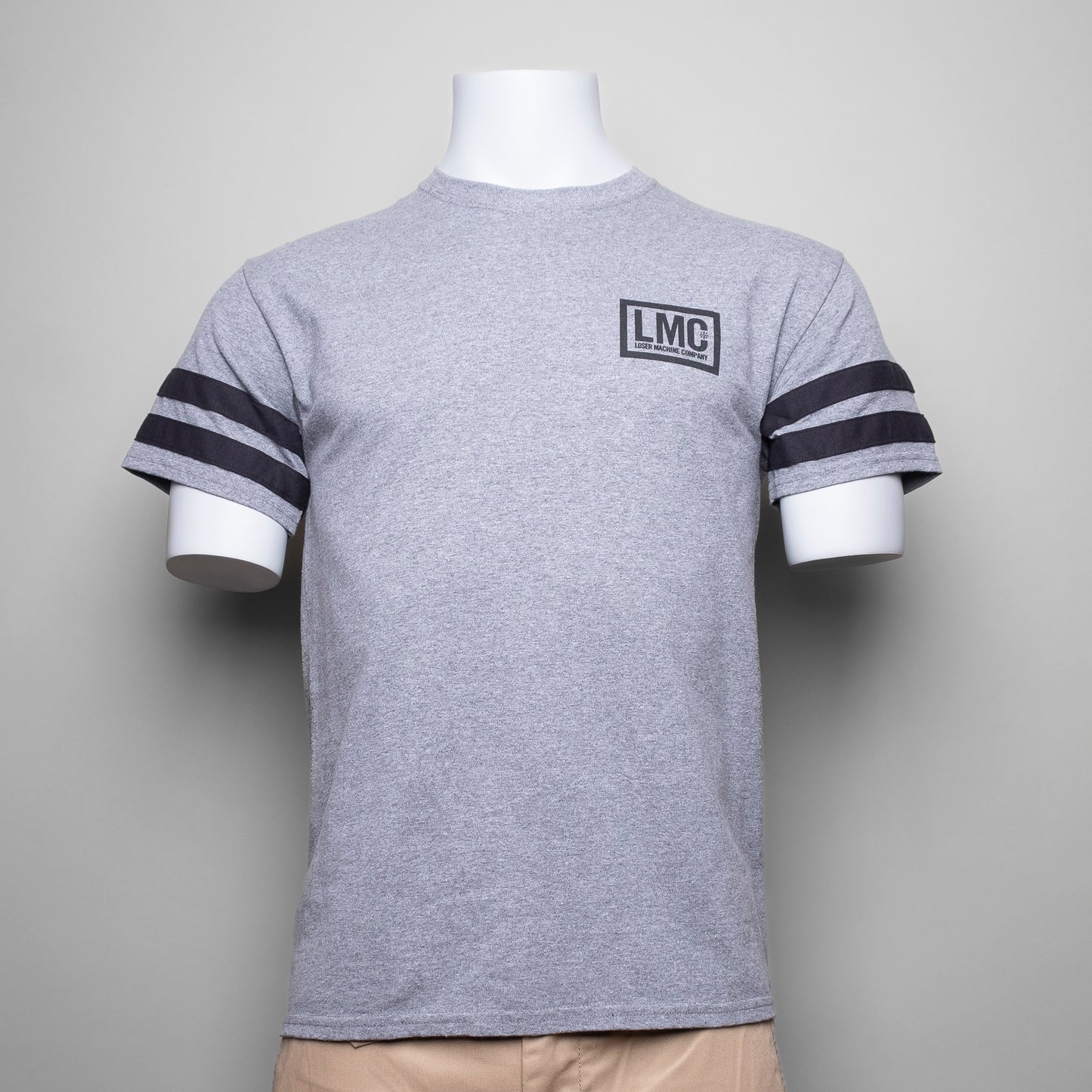 Das "LOSER MACHINE - DON'T CLOWN" T-Shirt ist in dieser Saison ein absolutes Must-have - angefangen beim neutralen Grauton, das schnell in jedes Erscheinungsbild integriert werden kann. Abgerundet wird das Design durch zwei einzigartige Aufdrucke auf der linken Brusthöhe sowie auf dem Rücken des Shirts. Hergestellt aus 100% Baumwolle, bietet das T-Shirt einen bequemen und modernen Look.