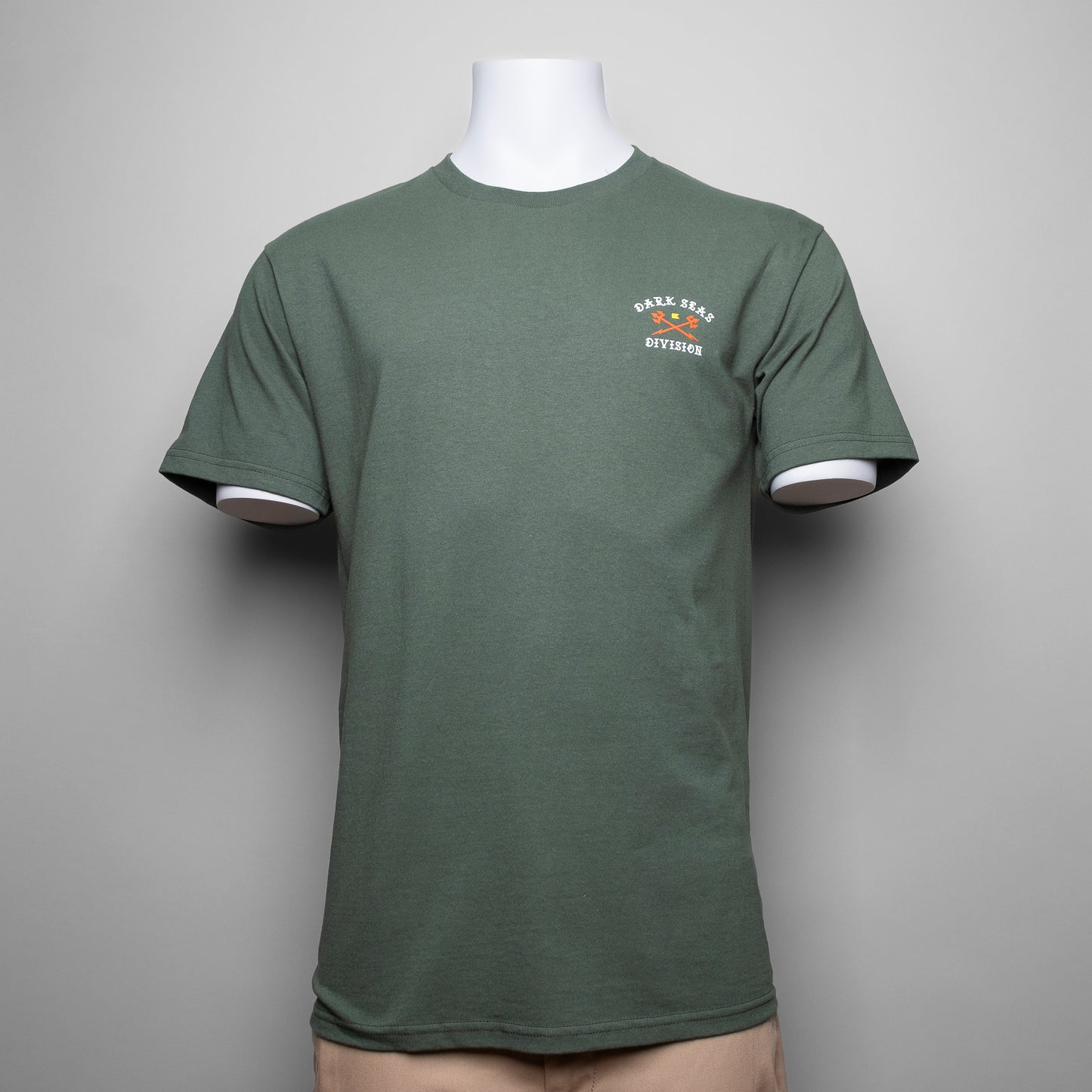 Das Dark Seas Defender Shirt in einem dunkleren Grün ist mit einem kleinen Front-Print & einem Speziellen Back-Print versehen