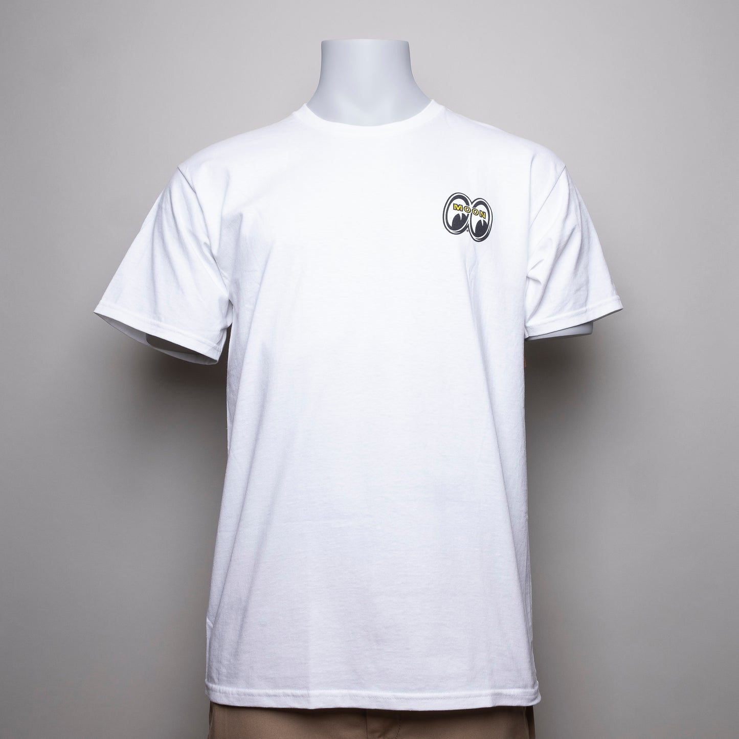 Mit dem ,,Loser Machine – CALI-STYLE´´ T-Shirt in weiß ergänzen sie ihr Alltags Outfit Prima in jeder Variante. Das klassische T-Shirt besitzt zwei einzigartige Aufdrucke auf der linken Brusthöhe & auf der Rückseite des Shirts. Mit diesem lässigen Look aus 100% Baumwolle können sie gar nichts verkehrt machen