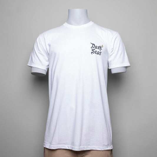 Ein Select-Fit T-Shirt mit einem schmalen Brustdruck und Rückenprint 100% Baumwolle Eingesetzter Rippkragen mit Schulter-an-Schulter-Taping Doppelnadelärmel und unterer Saum Druck auf der Brust und Rückseite vorne links