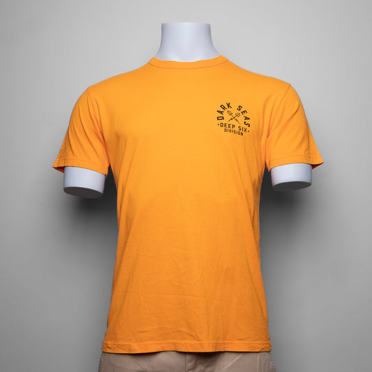 Das DARK SEAS - CANNONBALL T-Shirt aus Premium-Baumwolle bietet ein auffälliges Design in Orange und einen großen Backprint. Zudem ist das Shirt mit einem Frontlabelprint versehen. Dank des hochwertigen Materials wird dieses Shirt zu einem bequemen und robusten Begleiter.